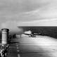 Палубный истребитель F6F «Хэллкет» разгоняется для взлета с реактивными ускорителями на палубе американского эскортного авианосца «Альтамаха» Фото