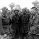 Американский военный полицейский показывает пальцем на немецкого пленного из «восточного» батальона в лагере во французской деревне Нонан-ле-Пен Фото