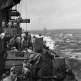 Расчеты зенитных автоматов «Бофорс» линкора «Нью Джерси» наблюдают за взрывом на авианосце «Интрепид» после его тарана самолетом камикадзе Фото