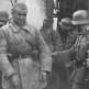 Немцы берут в плен советских пограничников, оборонявших здание таможни в городе Кибартай Фото