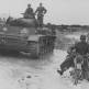 Мотоциклист Африканского корпуса вермахта и танк Pz.Kpfw.III форсируют речку Оуед Маароуф в Тунисе Фото