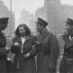 Фотокорреспондент А.А. Архипов предлагает сфотографироваться берлинской девушке Фото