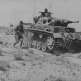 Танк Pz.Kpfw.III №615 21-й танковой дивизии Африканского корпуса вермахта сопровождает наступающую пехоту в Египте Фото