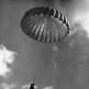 Американский десантник спускается на парашюте во время подготовки высадки в Нормандии Фото