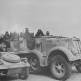 Немецкий тягач Sd.Kfz.7 с 88-мм зениткой на прицепе рядом с автомобилем Kubelwagen Фото
