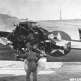 Экипаж американского бомбардировщика B-17 осматривает повреждения своего самолета после налета на Мюнхен Фото