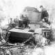 Финские солдаты готовят к буксировке подбитый советский огнеметный танк ОТ-130 Фото