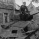 Немецкий солдат на башне французского танка Somua S35, брошенного во Франции Фото