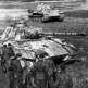 Немецкие танкисты у танков Pz.Kpfw.V Ausf.A «Пантера» из дивизии СС «Викинг» на полигоне в Польше Фото