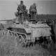 Немецкие солдаты рассматривают советский танк БТ-7, брошенный в местечке между Алитусом и Вильнюсом Фото
