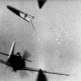 Пилот подбитого немецкого истребителя Fw.190A сбрасывает фонарь в кадре фотопулемета истребителя союзников Фото