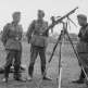 Три немецких солдата рядом с ручным пулеметом MG.30(t) на зенитной треноге Dreibein 34 Фото