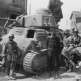 Немецкие солдаты у французского танка Somua S35, брошенного в населенном пункте Фото