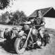 Немецкий солдат позирует, сидя на мотоцикле BMW R75 Фото