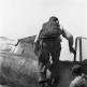 Немецкий пилот садится в кабину штурмовика Фокке-Вульф Fw.190F Фото