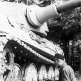 Немецкий танкист наносит камуфляжную окраску на танк Pz. Kpfw. VI Ausf. B во Франции Фото