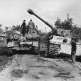 Немецкая САУ Sturmpanzer IV едет мимо танка «Тигр» на дороге в районе Неттуно Фото
