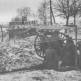 Советские артиллеристы на позиции возле замаскированной трофейной 75-мм пушки под Москвой Фото