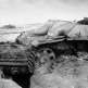 Укрытие, сделанное под подбитой немецкой САУ StuG III на Калининском фронте Фото
