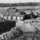 Немецкий танк Pz.Kpfw. 38(t) переезжает противотанковый ров по насыпи в районе Ржева Фото