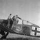 Пилот садится в кабину истребителя Фокке-Вульф Fw.190А-5 перед вылетом с аэродрома Иммола Фото