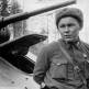 Помощник командира роты по техчасти воентехник 1-го ранга П.Д. Дмитриев возле танка Т-70 Фото