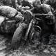 Солдаты дивизии СС «Рейх» выталкивают мотоцикл BMW R12 из грязи во время боев в Греции Фото