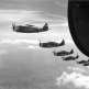 Американские истребители сопровождения P-47D «Тандерболт» из 62-й эскадрильи в полете Фото
