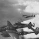 Американские истребители P-38H «Лайтнинг» в полете в районе авиабазы Натхемпстед Фото