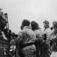 Группа немецких парашютистов в перерыве между боями в марте 1944 года Фото