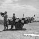 Два американских офицера с сигнальным фонарем у истребителя Р-38 «Лайтнинг» на аэродроме во Франции Фото