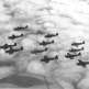 Американские истребители сопровождения P-47 «Тандерболт» летят в плотном строю Фото