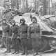 Бойцы 1047-го самоходно-артиллерийского Калинковичского ордена Красной Звезды полка у своей САУ СУ-85 Фото