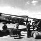 Техники заправляют немецкий бомбардировщик «Юнкерс» Ju 88A-6 на финском аэродроме Утти Фото
