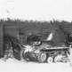 Немецкая противотанковая САУ Panzerjäger I 521-го самоходного противотанкового батальона у деревенского дома на Восточном фронте. Фото