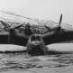Экипаж летающей лодки Дорнье Do-26V4 108-й специальной транспортной группы люфтваффе готовит надувную лодку к спуску на воду Фото