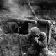 Американский минометный расчет ведет огонь по немецким позициям во французском городе Форбах Фото