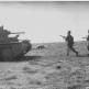 Красноармейцы пробегают возле немецкого танка Pz.Kpfw.38(t) Фото