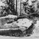 Американские солдаты осматривают подбитый с воздуха немецкий танк Тигр II Фото