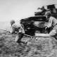 Бронебойщики Красной Армии бегут мимо немецкого танка Pz.Kpfw. III Фото