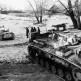 Немецкий танк Pz.Kpfw. III вытаскивает танк Pz.Kpfw. II в деревне под Волоколамском Фото