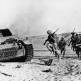 Британские солдаты бегут мимо уничтоженного немецкого танка Pz.Kpfw. III в Египте Фото