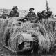 Британские солдаты на бронетранспортере Universal Carrier с пленным солдатом войск СС Фото