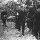 Немецкие солдаты несут на носилках раненого сослуживца в горах на итальянском фронте Фото