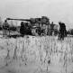 Немецкие солдаты в заснеженном поле у танков «Тигр» и Pz.III под Ленинградом Фото
