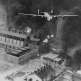 Американский бомбардировщик B-24D «Либерейтор» пролетает над горящим нефтяным заводом в Плоешти во время операции «Приливная волна» Фото