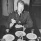 Капитан Холл пробует полевой рацион Си армии США Фото
